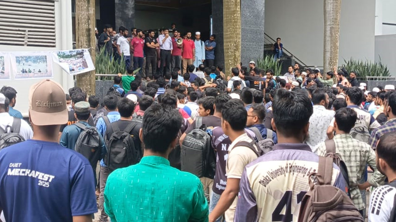 সমকামিতার অভিযোগে ডুয়েটের ৫ ছাত্রকে হল থেকে বহিষ্কার